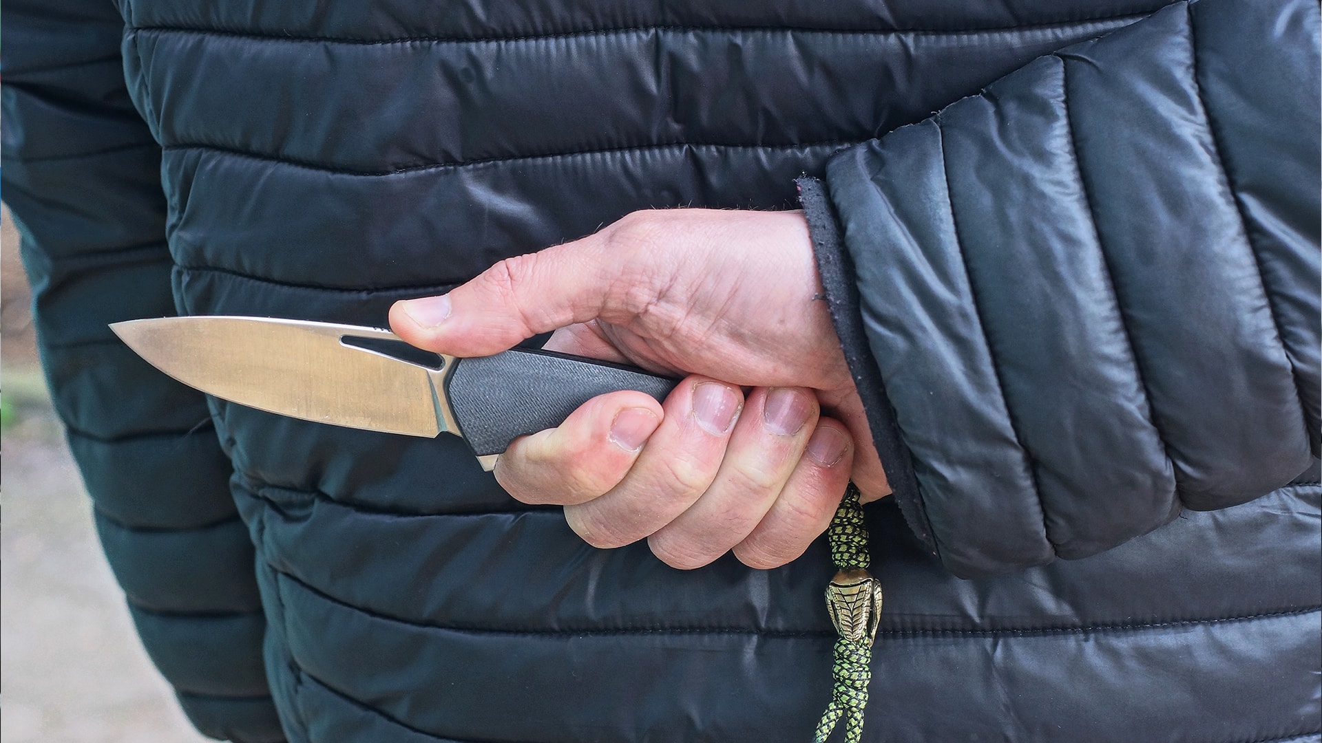 Женщина отбилась от грабителя с ножом и заставила его убрать за собой