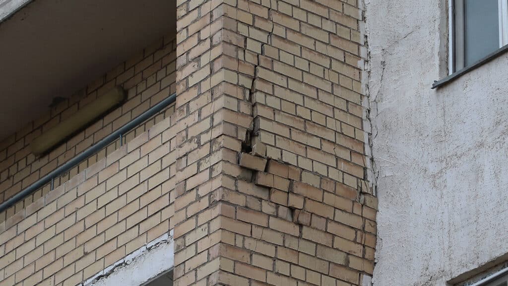 «Ложась спать, боимся не проснуться»: по делу Улданы Мырзуан допросили жителя дома