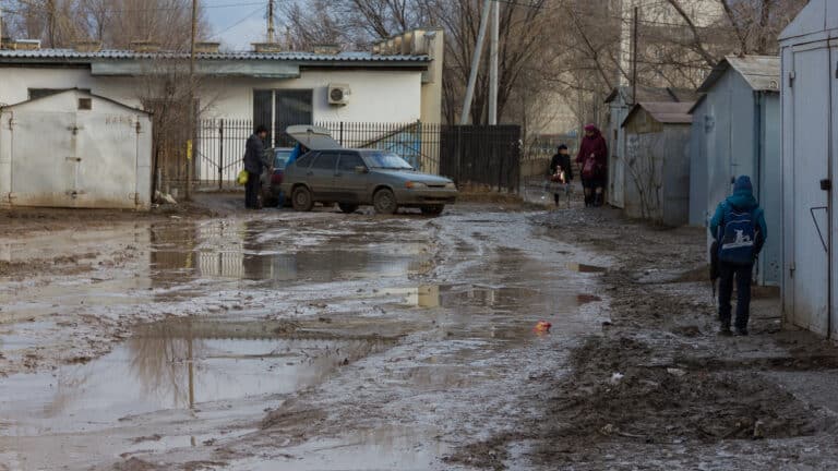 Почти 70 тысяч детей в Казахстане растут за чертой бедности