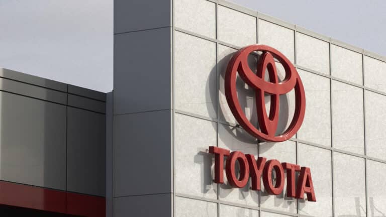 Toyota второй месяц подряд теряет продажи и снижает производство