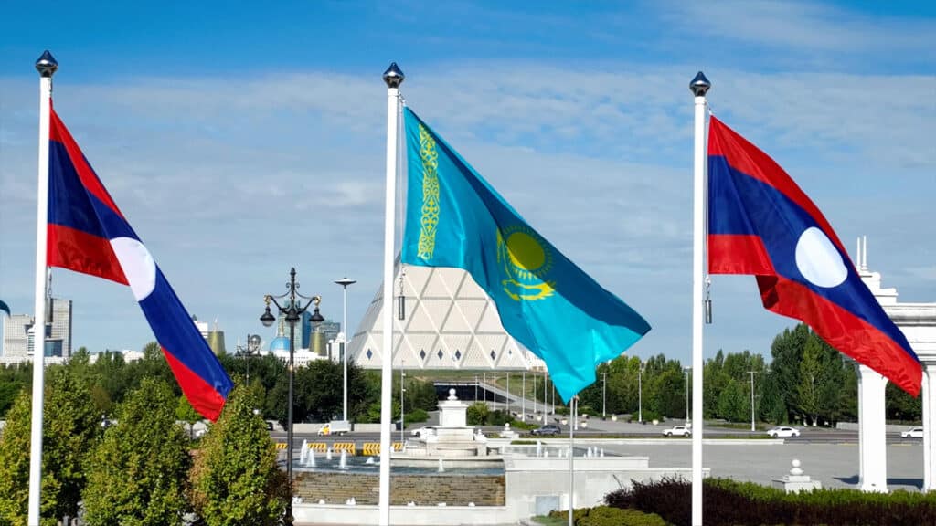Астана и Вьентьян стали городами-побратимами