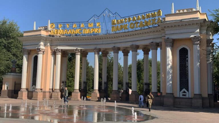 В Центральном парке культуры Алматы вырубили 136 деревьев