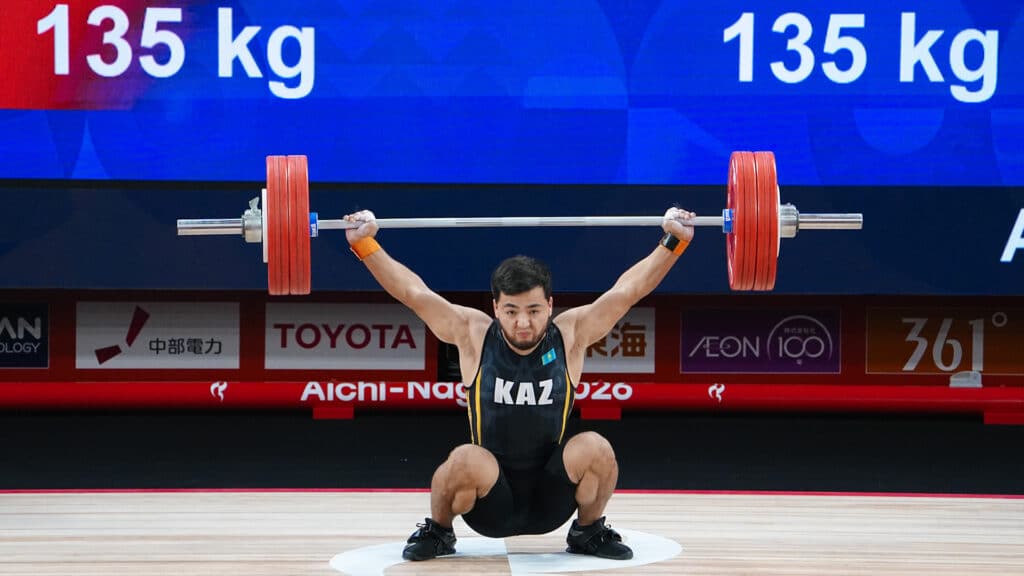 Бексултан Айтбай в рывке поднял штангу весом 135 кг