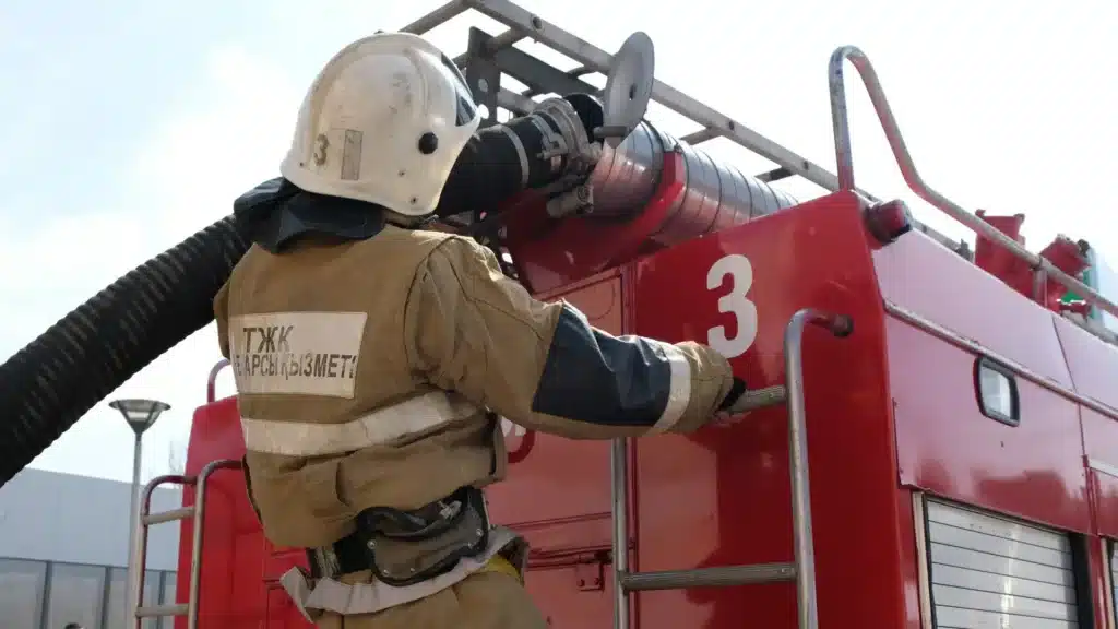 В Астане спасли пожилую женщину после вспышки газа в квартире