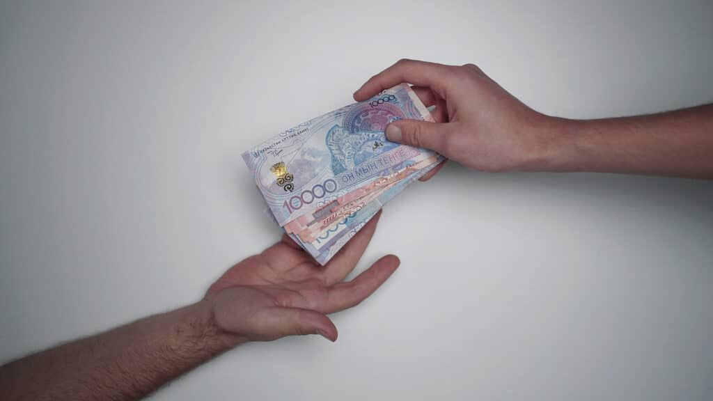 Возможность повышения минимальной зарплаты с 2027 года могут рассмотреть депутаты / Делия Айдаралиева, бильд-редактор: Дастан Шанай