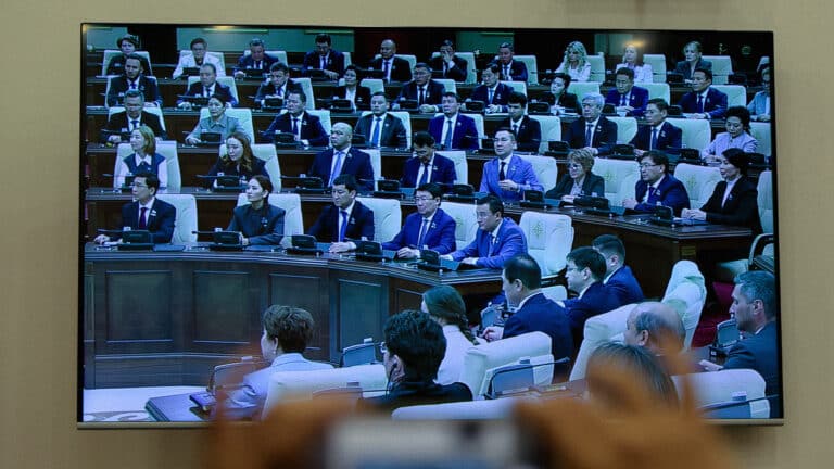 Платят ли депутатам за молчание? Еспаева высказалась о зарплатах в Курултае