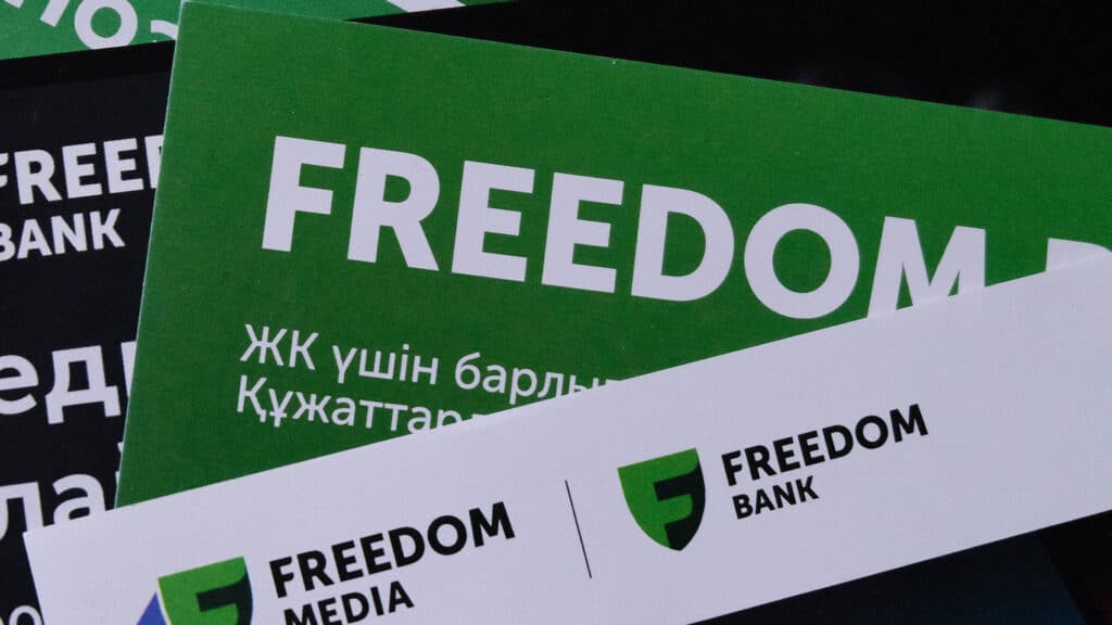S&P улучшило прогноз по рейтингам группы Freedom до позитивного