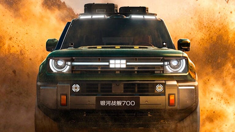Новый гибрид Geely научился плавать и разгоняется за 3,9 секунды