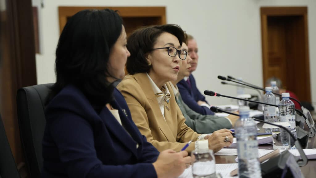 Депутатам Курултая запретили говорить с трибуны о личном