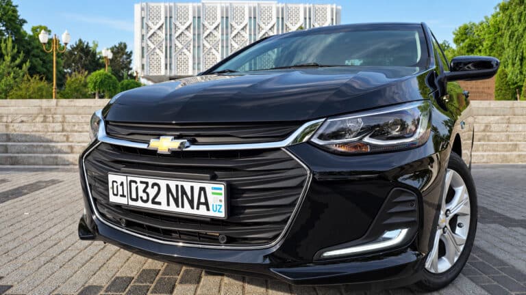 Chevrolet Onix сравнили с Cobalt: стоит ли он своих денег