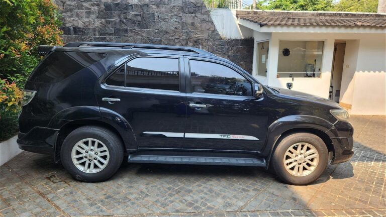 Казахстанские дипломаты продают Toyota Fortuner всего за 1,6 млн теңге