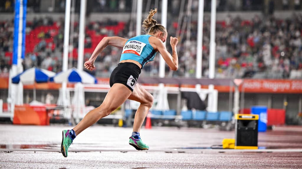 Мария Шувалова на старте 400-метровки