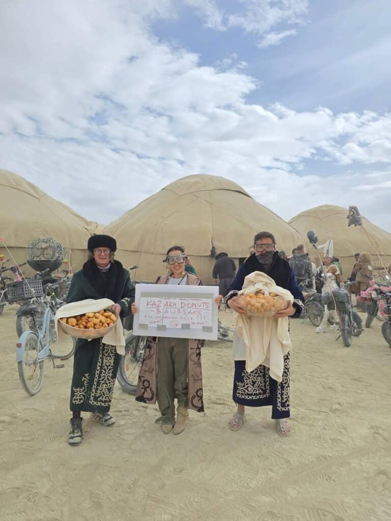 Арсен Томский напек баурсаков для гостей Burning Man