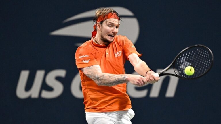 Бублик с 16 эйсами разгромил Маннарино и вышел в третий круг US Open-2026