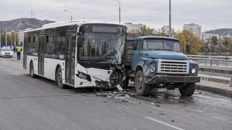 Автобус и грузовик столкнулись в Кокшетау: пострадали трое