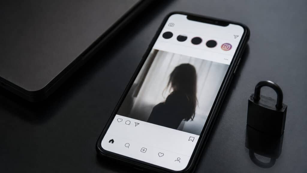 Карагандинка отсудила 100 тыс. теңге за свое фото в Instagram