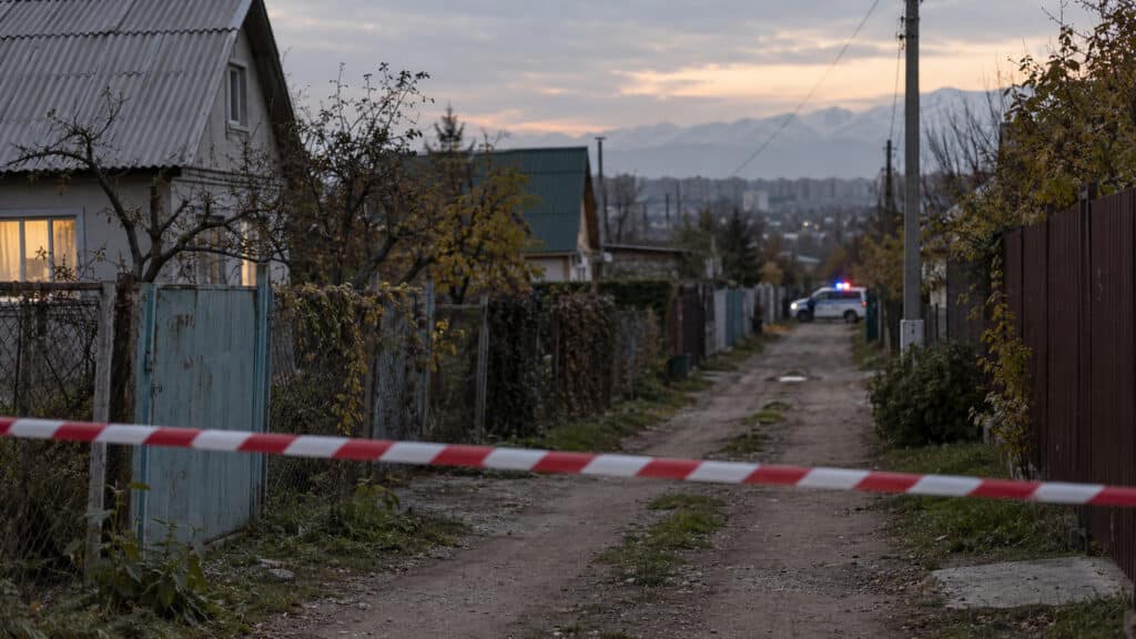 Председателя дачного общества и женщину застрелили в Караганде