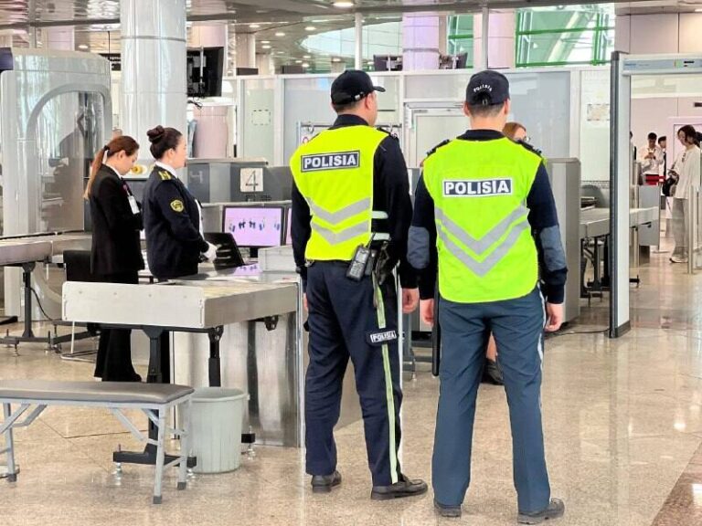 Опоздавших на рейс пассажиров арестовали на пять суток в Шымкенте