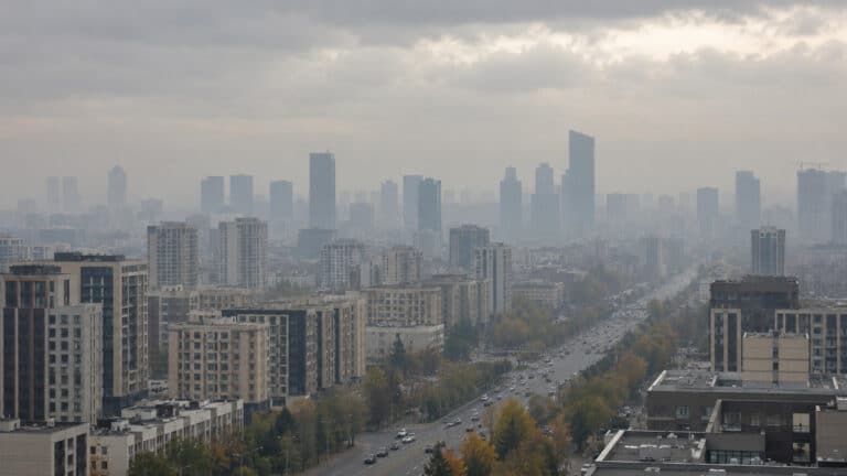 Грязный воздух накроет сразу восемь городов Казахстана 28 сентября