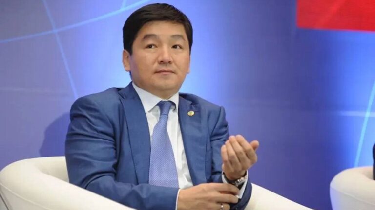 Бауыржан Байбектің көмекшісі экс-әкімнің қымбат сағаттарын ұрлап кеткен
