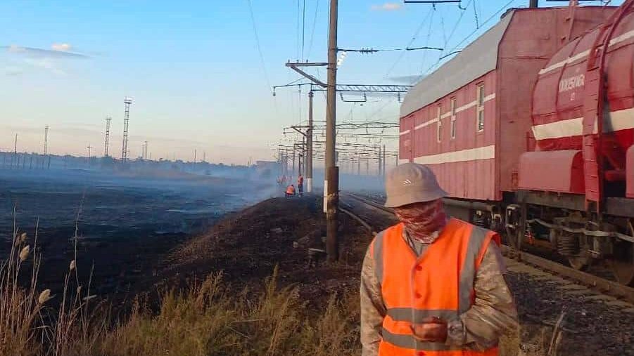Пожарный поезд и ДЧС шесть часов тушили камыш у железной дороги в Караганде