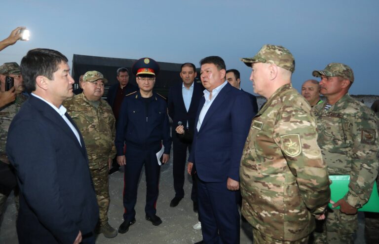 Бозумбаев обещал наказать ответственных за смерть военных на Каспии