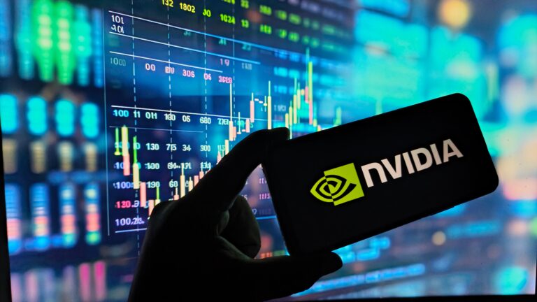 Акции Nvidia и других AI-компаний резко упали на фоне опасений вокруг ИИ