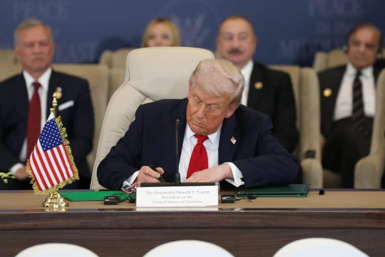 Рейтинг Трампа обвалился до исторического минимума в 32%