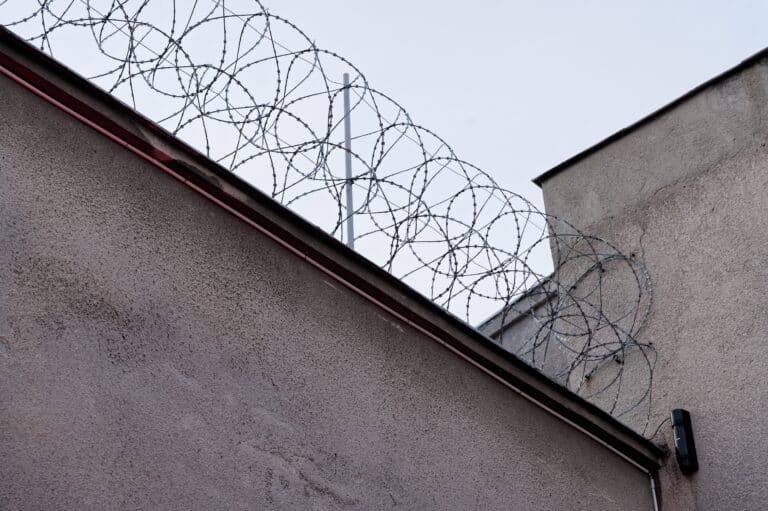В Атырау начался суд по делу об убийстве осужденного за педофилию