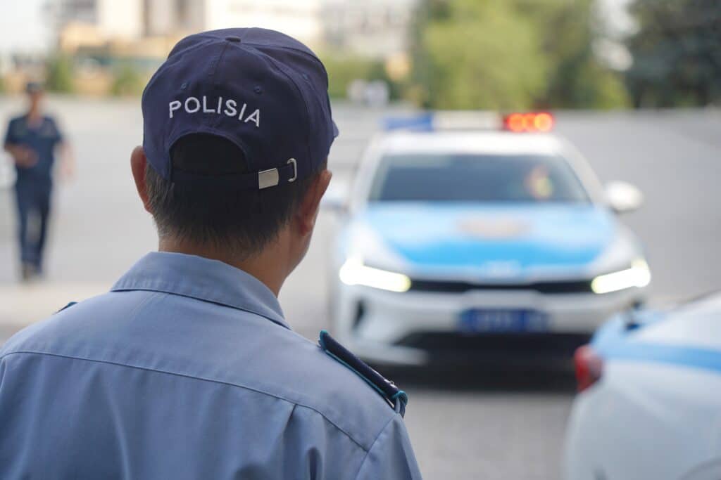 Приставали к прохожим и пугали оружием: в Алматы задержали пятерых мужчин