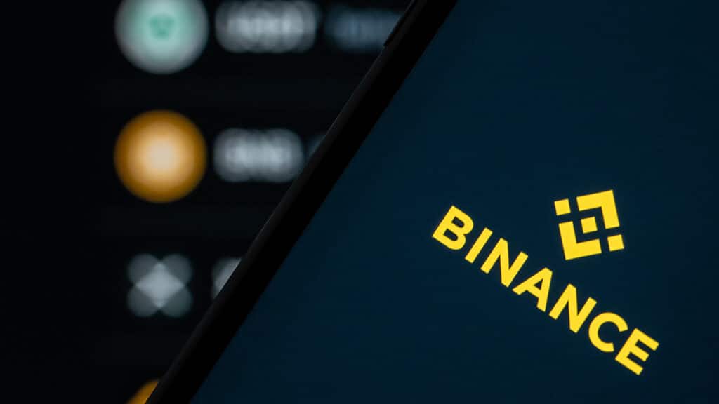 SYMBOL - 26 January 2023, Baden-Württemberg, Rottweil: The logo of cryptocurrency exchange Binance is seen on a smartphone in front of a screen. Photo: Silas Stein/dpa