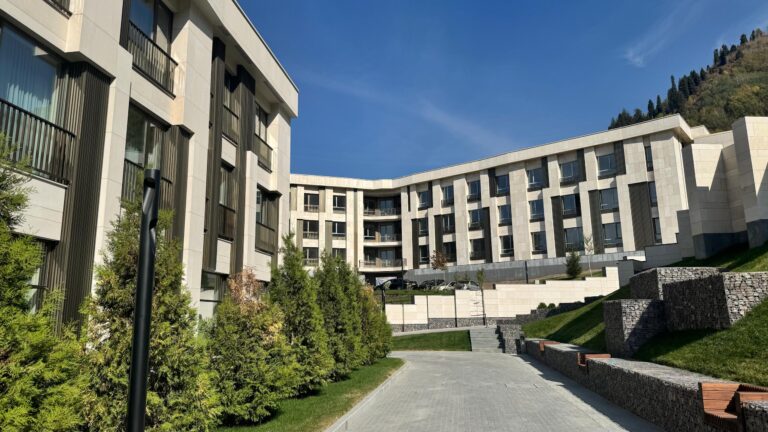 Новый отель Кайрата Боранбаева открылся на месте «Медеу» в горах Алматы