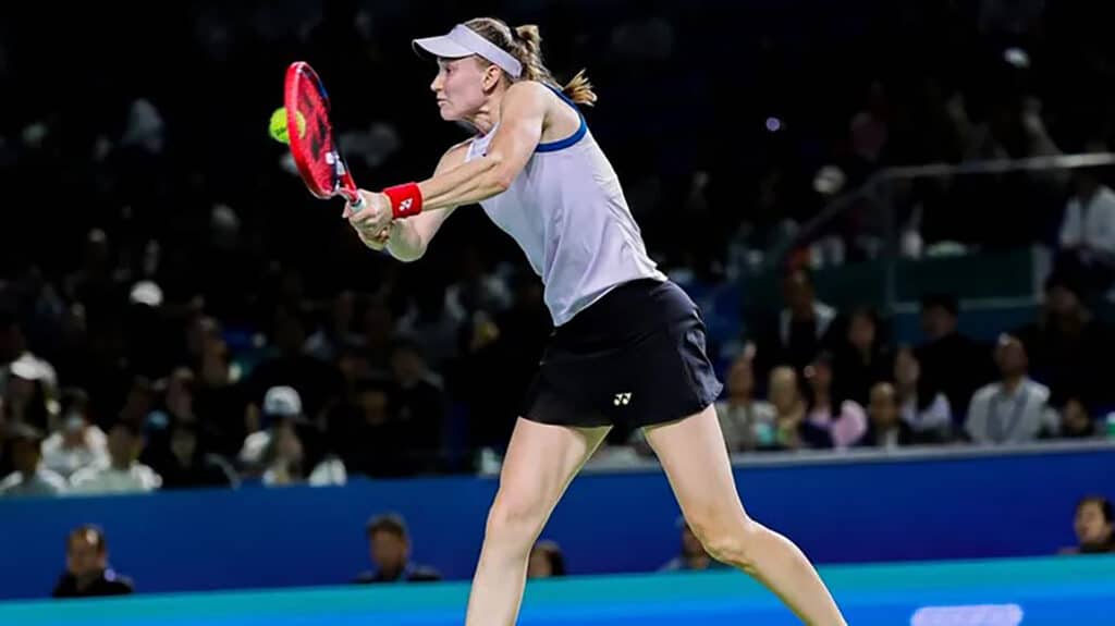 Елена Рыбакина на центральном корте турнира в Нинбо