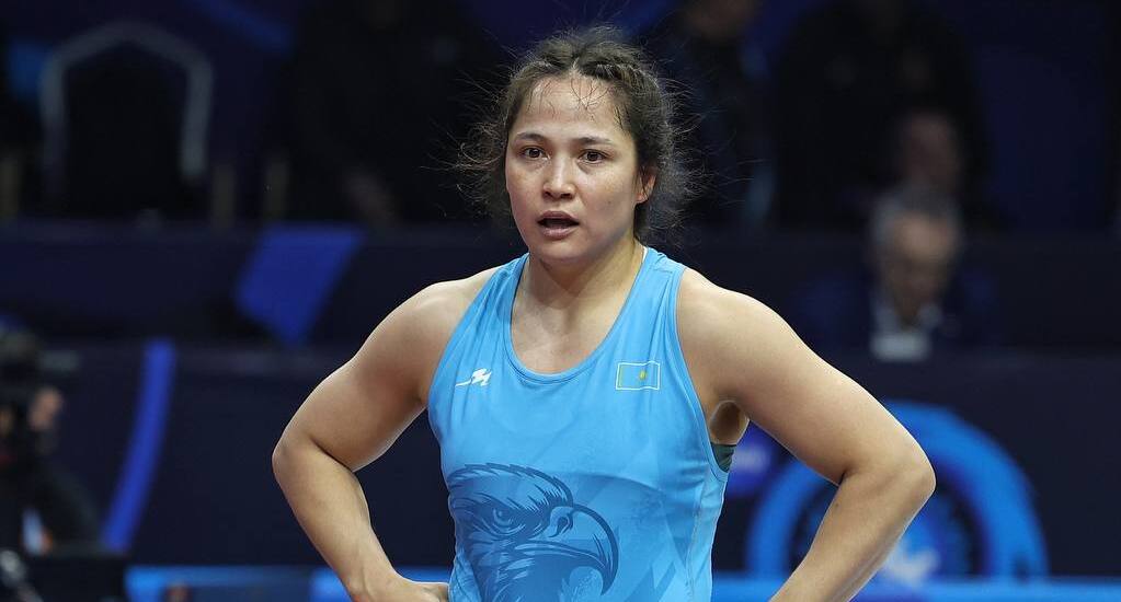 Жамиля Бакбергенова вышла в схватку за бронзу чемпионата мира по борьбе в Астане. Ирина Кузнецова продолжит борьбу через утешительный раунд.