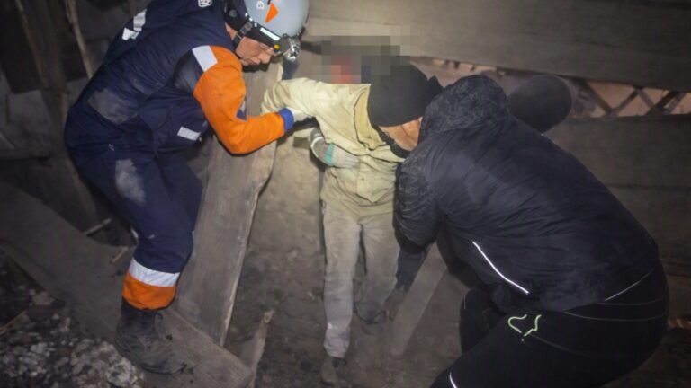 В Семее мужчина попал под завалы во время ремонта частного дома