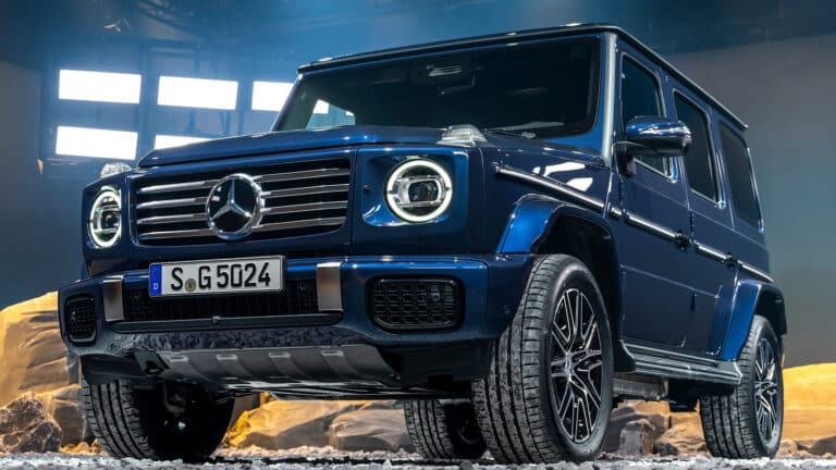 BMW X7, Lexus және G-Class: қазақстандық жұлдыздар әйелдеріне қандай көлік сыйлайды