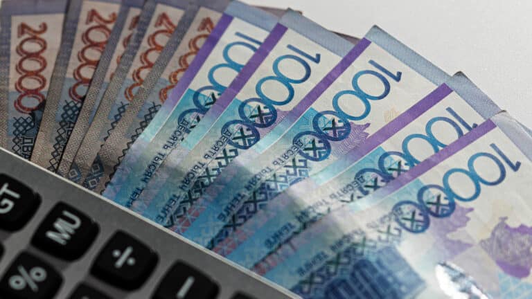 Токаев поручил поднять минимальную зарплату до 110 тысяч теңге