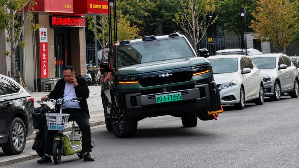 Wheel clamp fails to sop BYD Leopard 8 in China
