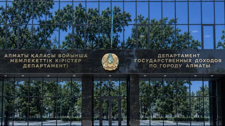 Казахстанцев предупредили об уплате налогов в ноябре