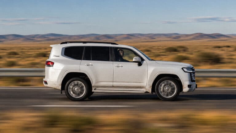 Водителя Land Cruiser лишили прав на полгода за обгон через сплошную