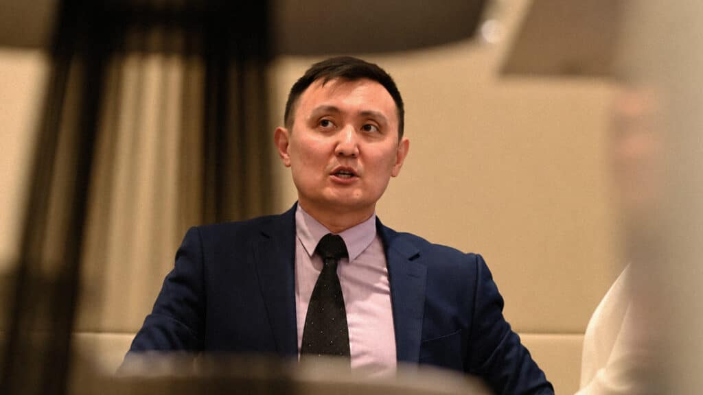 «Торговать, а не воевать»: Абишев разъяснил стратегию Токаева