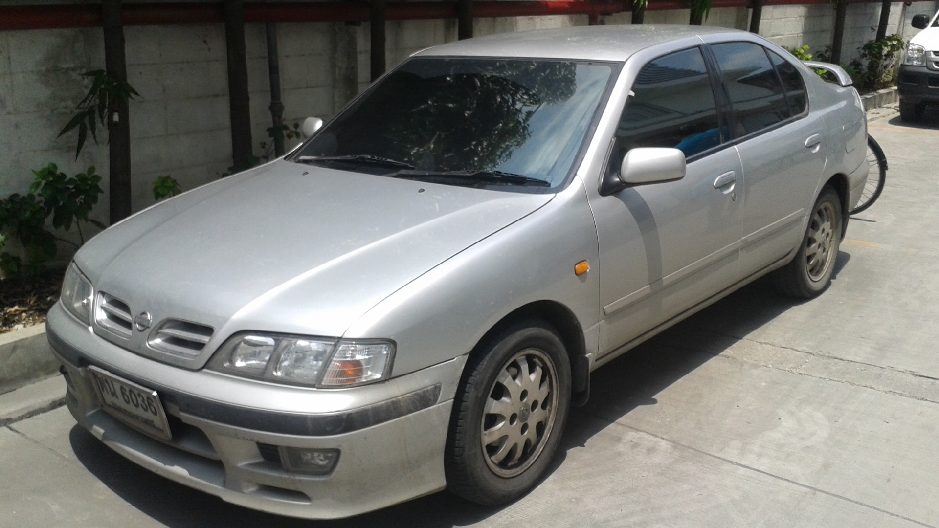 Актобе, нарушение ПДД, езда по тротуару, Nissan Primera, административный арест, незаконные спецсигналы, полиция Казахстана.
