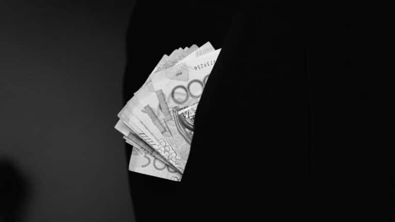 Қызметте қайтыс болған полицейдің жесірі айына 98 теңге жәрдемақы алған