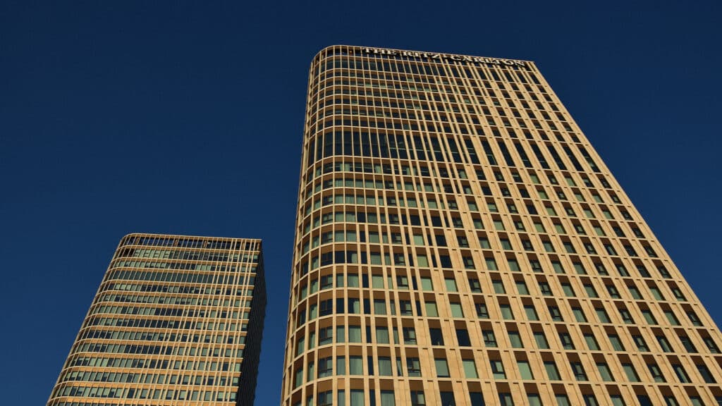 Ветер сорвал строительный лист с Talan Towers прямо на авто в Астане