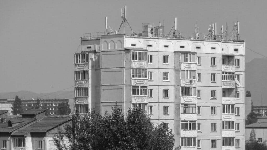 Двое подростков погибли после падения с крыши 9-этажки в Уральске