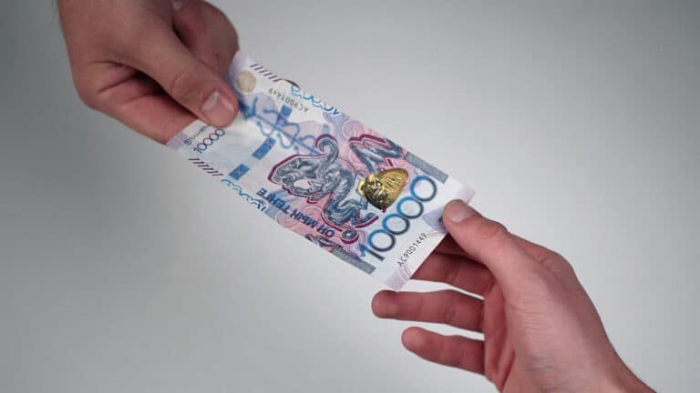 Большинство опрошенных казахстанцев получает от 150 до 300 тыс. теңге