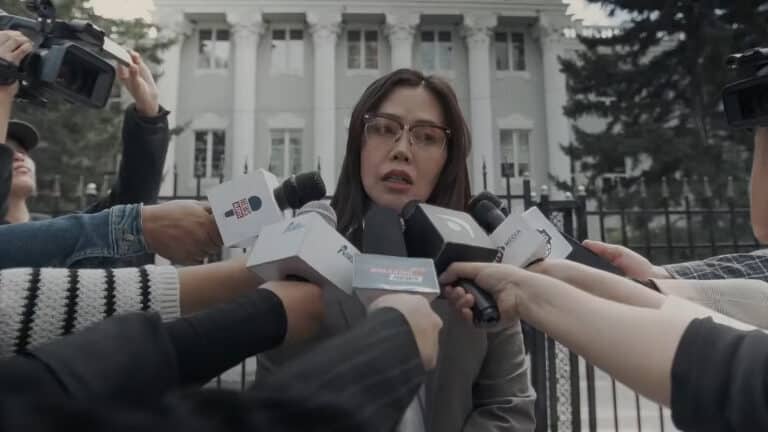 Все ненавидят адвоката, защищающего детоубийцу, в судебной драме из Монголии