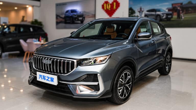 Geely Coolray получил новый облик и салон с большим экраном