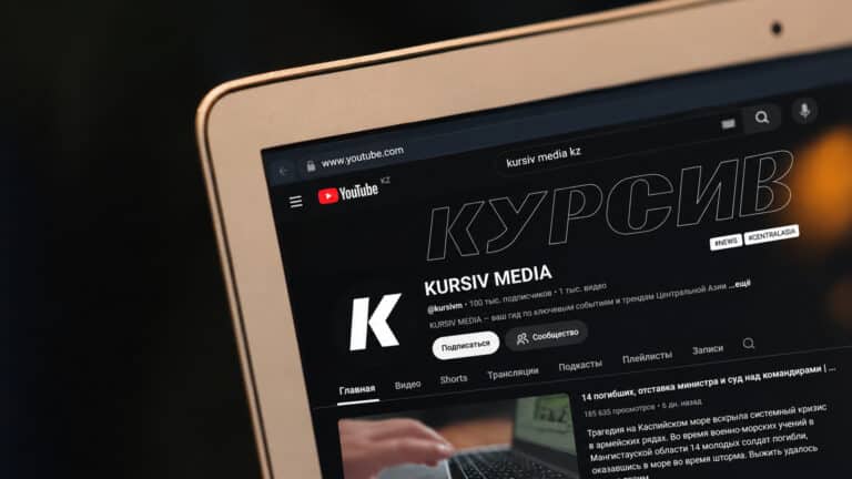 Число подписчиков YouTube-канала KURSIV MEDIA превысило 100 тысяч человек