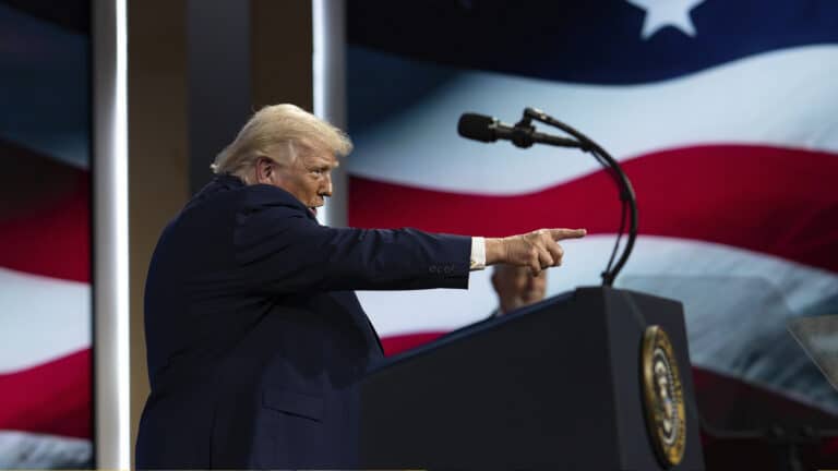 Трамп объявил врагами тех, кто не называет ИИ «суперинтеллектом»
